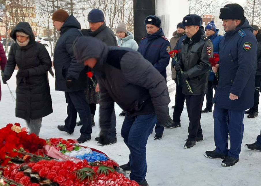 Исполняющий обязанности прокурора Лабытнанги Ибрагим Османов торжественно возложил цветы к памятнику «Вечный огонь»