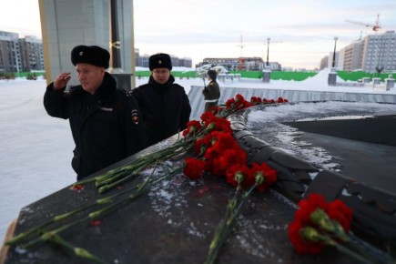 В Салехарде у Вечного огня на Пантеоне прошла церемония открытия Вахты Памяти поколений «Пост №1»