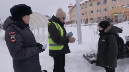 Автоинспекторы Муравлено провели профилактический патруль по безопасности дорожного движения на улицах города