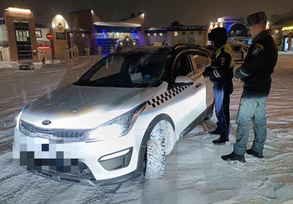 Автоинспекторы Салехарда провели рейд по проверке работы автомобилей такси
