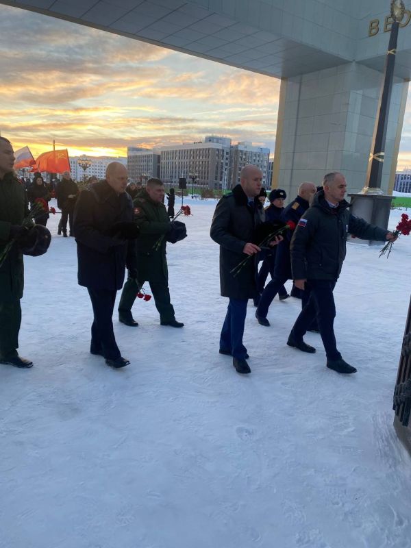 Сегодня, 03.12.2025, заместитель прокурора Салехарда Максим Касьянов в память о российских и советских воинах, погибших в боевых действиях, принял участие в торжественном мероприятии – открытии Вахты Памяти поколений «Пост №...