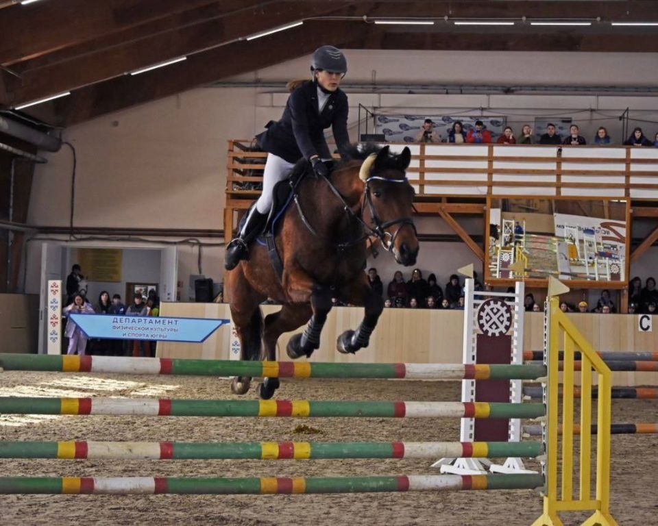 Ноябрьские наездники завоевали шестнадцать наград на региональных соревнованиях