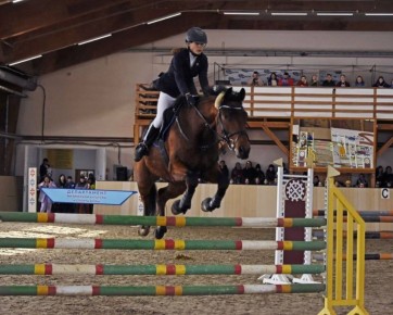 Ноябрьские наездники завоевали шестнадцать наград на региональных соревнованиях