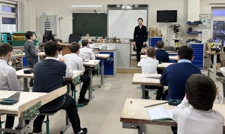 Ноябрьские автоинспекторы провели с учащимися беседы на тему «Безопасность на зимней дороге – наш приоритет»