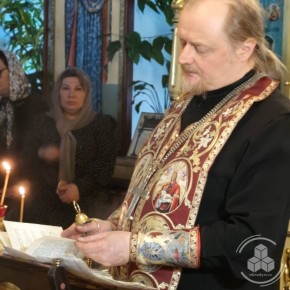 В храме Рождества Христова п. Пангоды почтили память неизвестного солдата