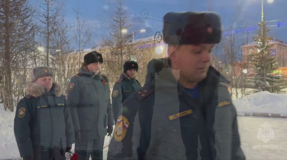 Участники учебно-методического сбора почтили память пожарных в Лабытнанги