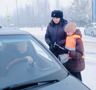 Муравленковские автоинспекторы и юные инспекторы движения провели акцию для водителей