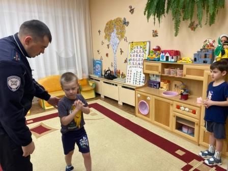 Ноябрьские автоинспекторы провели профилактическую беседу с воспитанниками детского сада «Аленький цветочек» на тему «Внимание - дети!»