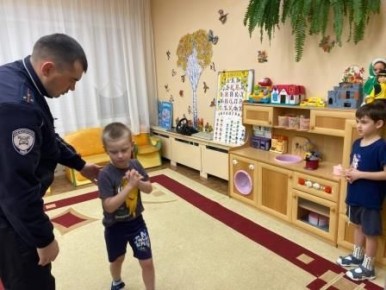 Ноябрьские автоинспекторы провели профилактическую беседу с воспитанниками детского сада «Аленький цветочек» на тему «Внимание - дети!»