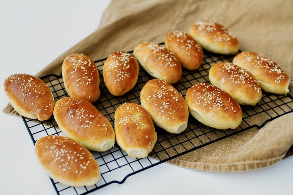 Простые и вкусные пирожки с яйцом и зеленым луком