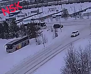 ДТП в Ноябрьске: автобус протаранил иномарку