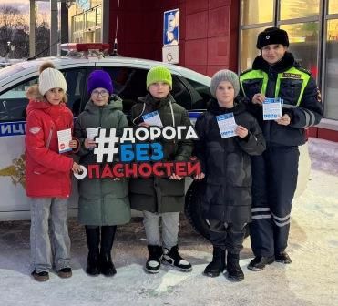 Сотрудники Госавтоинспекции и волонтёры социального центра «Доверие» в Салехарде провели акцию по повышению безопасности пешеходов