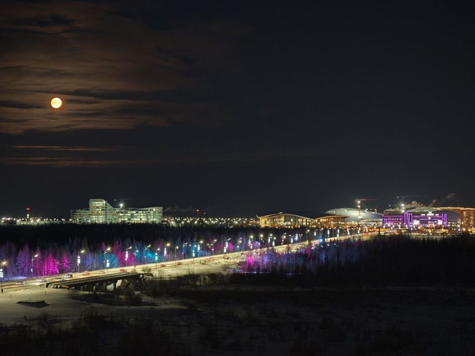 Луна над любимым городом. Красиво