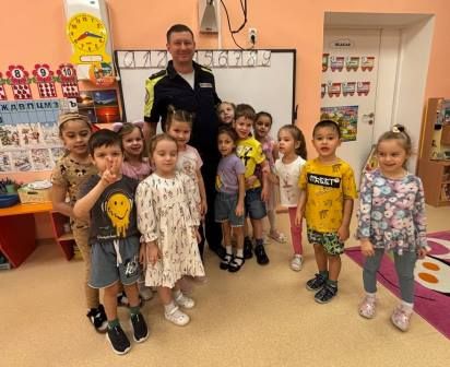 Пуровские автоинспекторы провели познавательное мероприятие «Правила на дороге: учимся вместе!» в детском саду