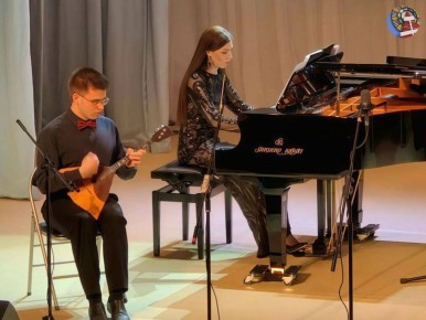 Ноябрьский балалаечник покорил Москву и Санкт-Петербург