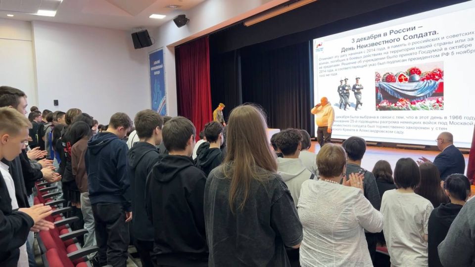 Помним и чтим. В Ямальском многопрофильном колледже состоялась тематическая встреча студентов, посвящённая Дню Неизвестного Солдата