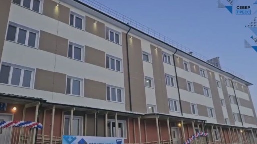 В Тазовском губернатор Дмитрий Артюхов вручил жителям авариек ключи от новых квартир