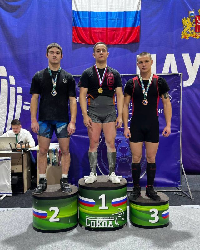Ямальские пауэрлифтеры привезли 10 медалей с первенства Урала