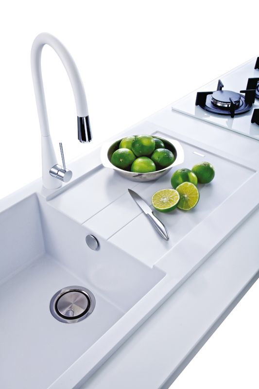 Почему акриловые мойки выигрывают у полиэфирных