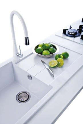 Почему акриловые мойки выигрывают у полиэфирных