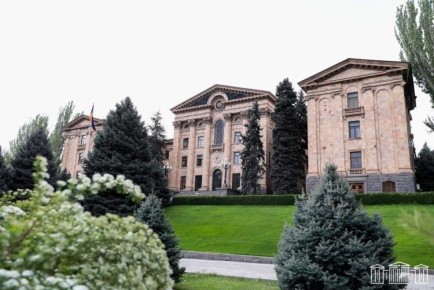 Оппозиция поднимает тревогу о политзаключенных в Армении