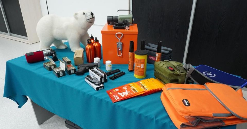 Регионы России, в которых обитают белые медведи, получат «тревожные чемоданчики»