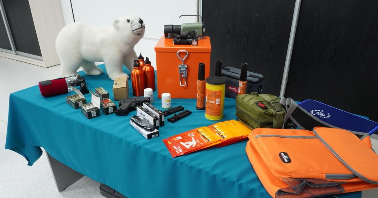 Регионы России, в которых обитают белые медведи, получат «тревожные чемоданчики»