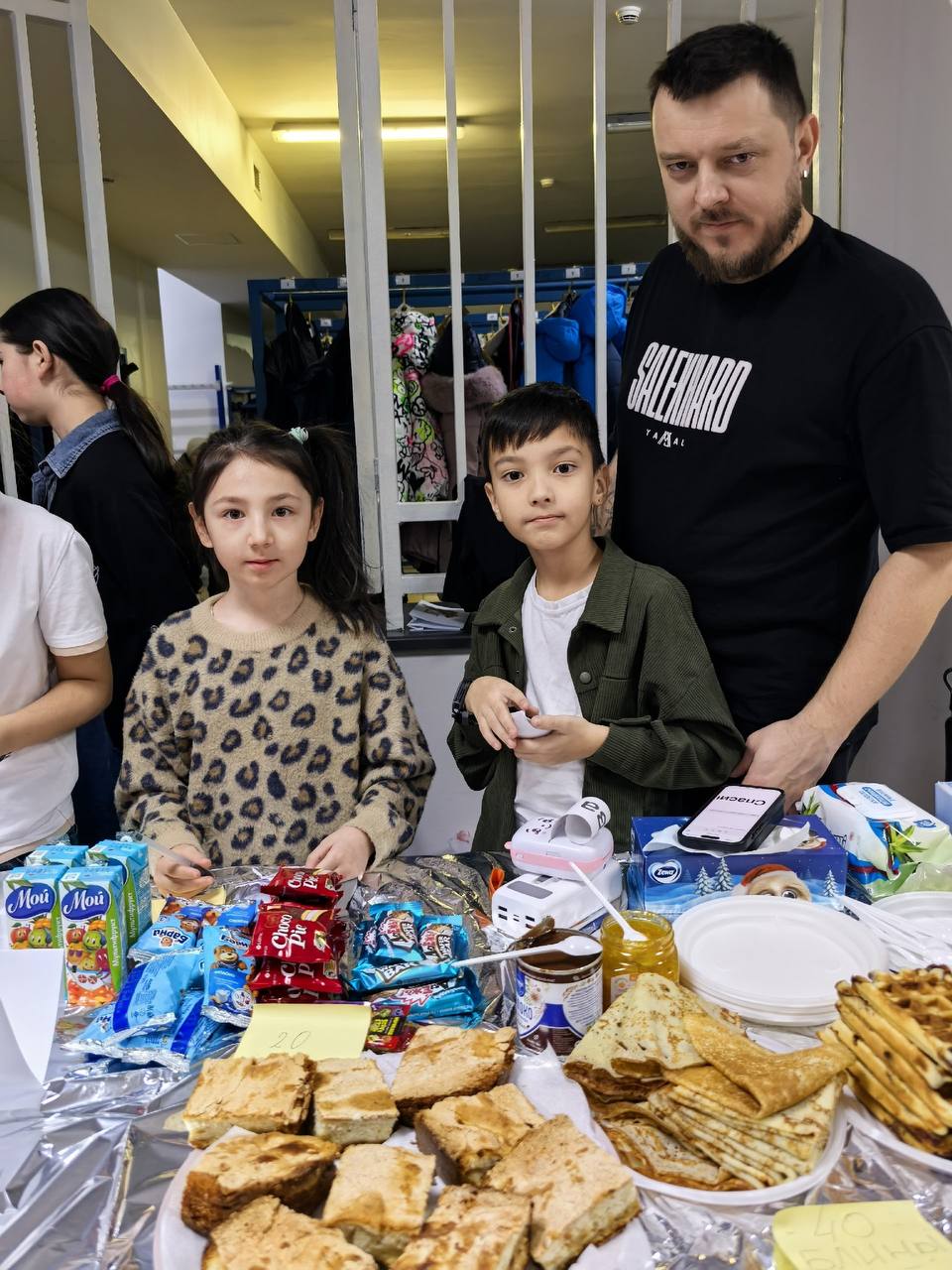 В школе №1 сегодня прошла большая благотворительная новогодняя ярмарка! В школе №1 сегодня прошла большая благотворительная новогодняя ярмарка!