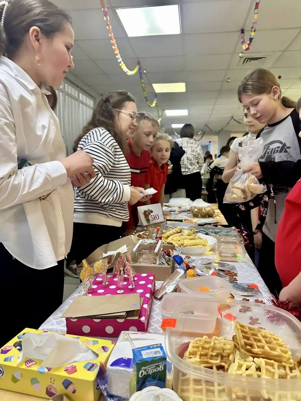 В школе №1 сегодня прошла большая благотворительная новогодняя ярмарка! В школе №1 сегодня прошла большая благотворительная новогодняя ярмарка!
