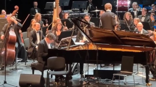 На сцене Ямальской филармонии играют симфоджаз пианист Денис Мацуев, музыканты-солисты и Московский государственный академический симфонический оркестр