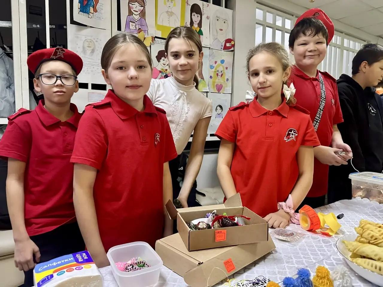 В школе №1 сегодня прошла большая благотворительная новогодняя ярмарка! В школе №1 сегодня прошла большая благотворительная новогодняя ярмарка!