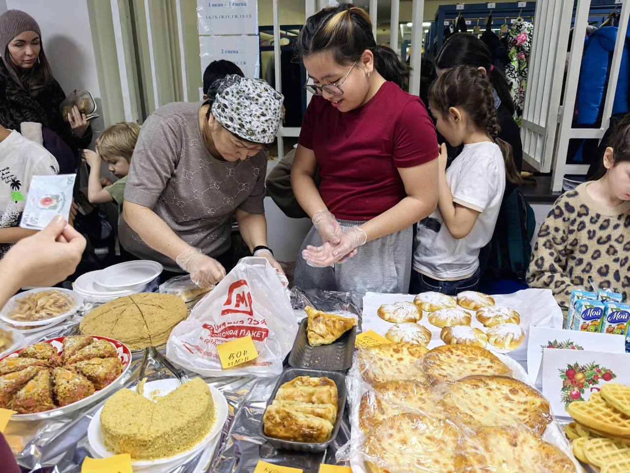В школе №1 сегодня прошла большая благотворительная новогодняя ярмарка! В школе №1 сегодня прошла большая благотворительная новогодняя ярмарка!