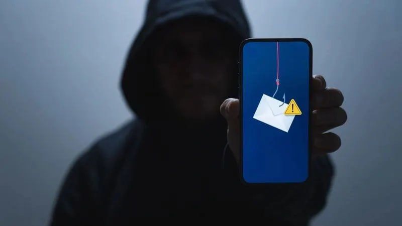 Мошенники начали «поздравлять» россиян новогодними открытками с «сюрпризом»