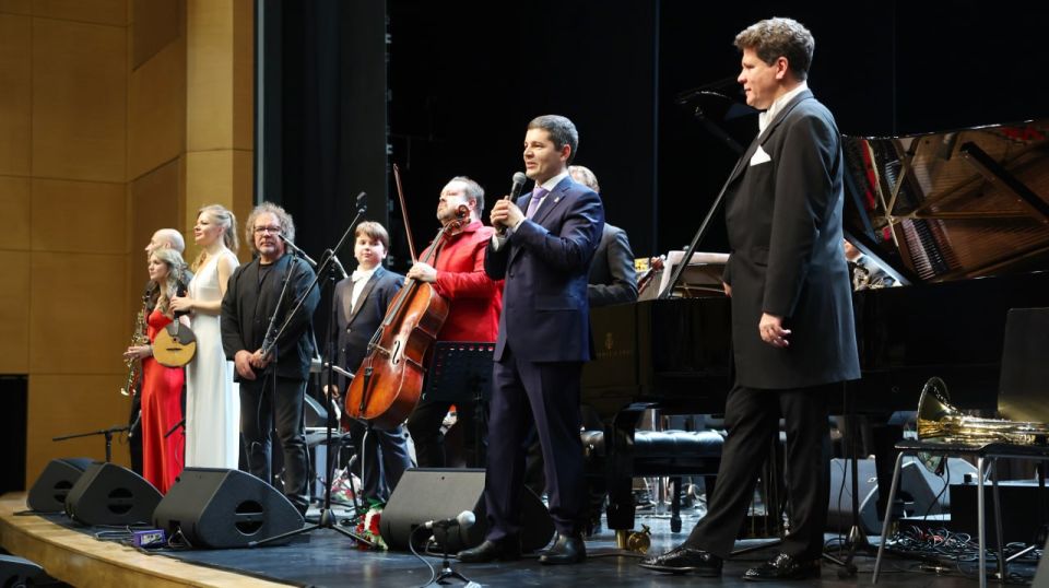 В рамках концерта «Симфоджаз» в Салехарде губернатор Дмитрий Артюхов и пианист Денис Мацуев вручили награды одаренным детям