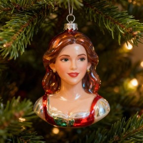 В соцсетях набирает популярность новогодний тренд «Укрась собой елку»