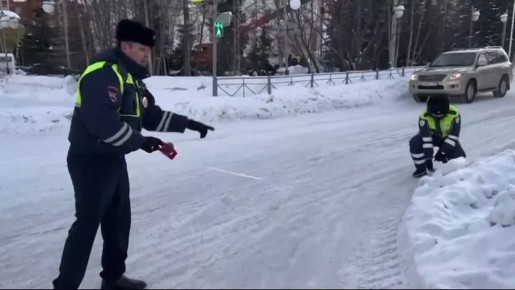 Сугробы мешают обзору водителей и пешеходов