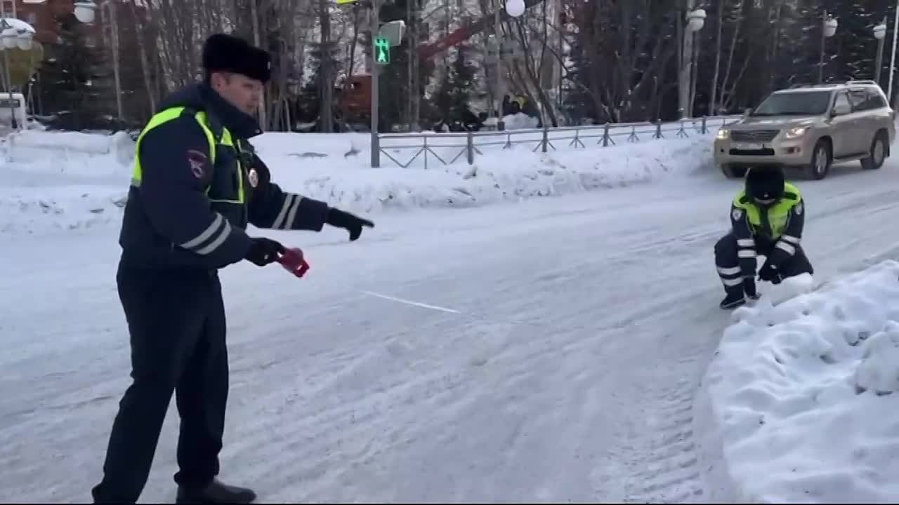 Сугробы мешают обзору водителей и пешеходов