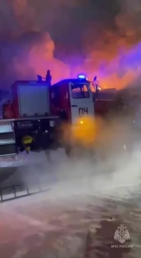 Произошло частичное обрушение кровли здания, где расположены несколько магазинов