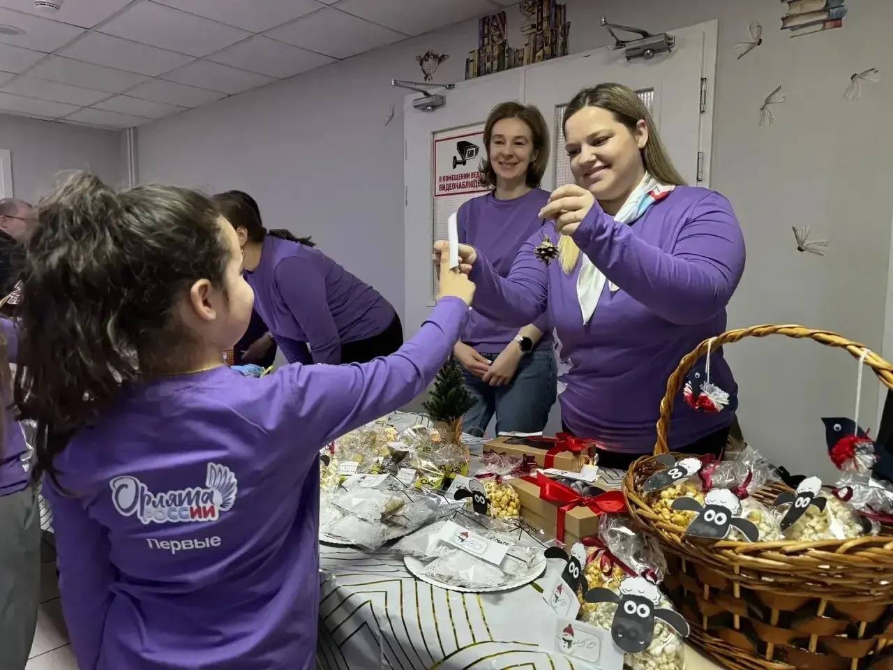 Салехардские школьники передали выручку с ярмарки на благие цели Салехардские школьники передали выручку с ярмарки на благие цели