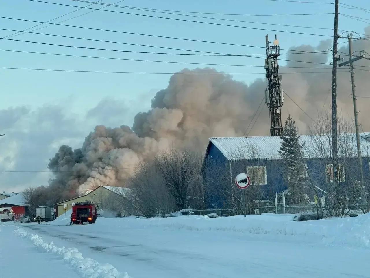 В пгт. Уренгой — крупный пожар в здании магазина В пгт. Уренгой — крупный пожар в здании магазина