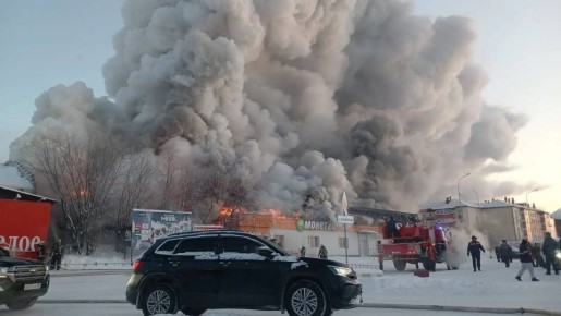 В пгт. Уренгой — крупный пожар в здании магазина