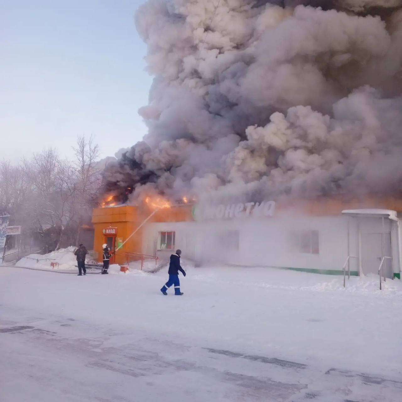 В пгт. Уренгой — крупный пожар в здании магазина В пгт. Уренгой — крупный пожар в здании магазина