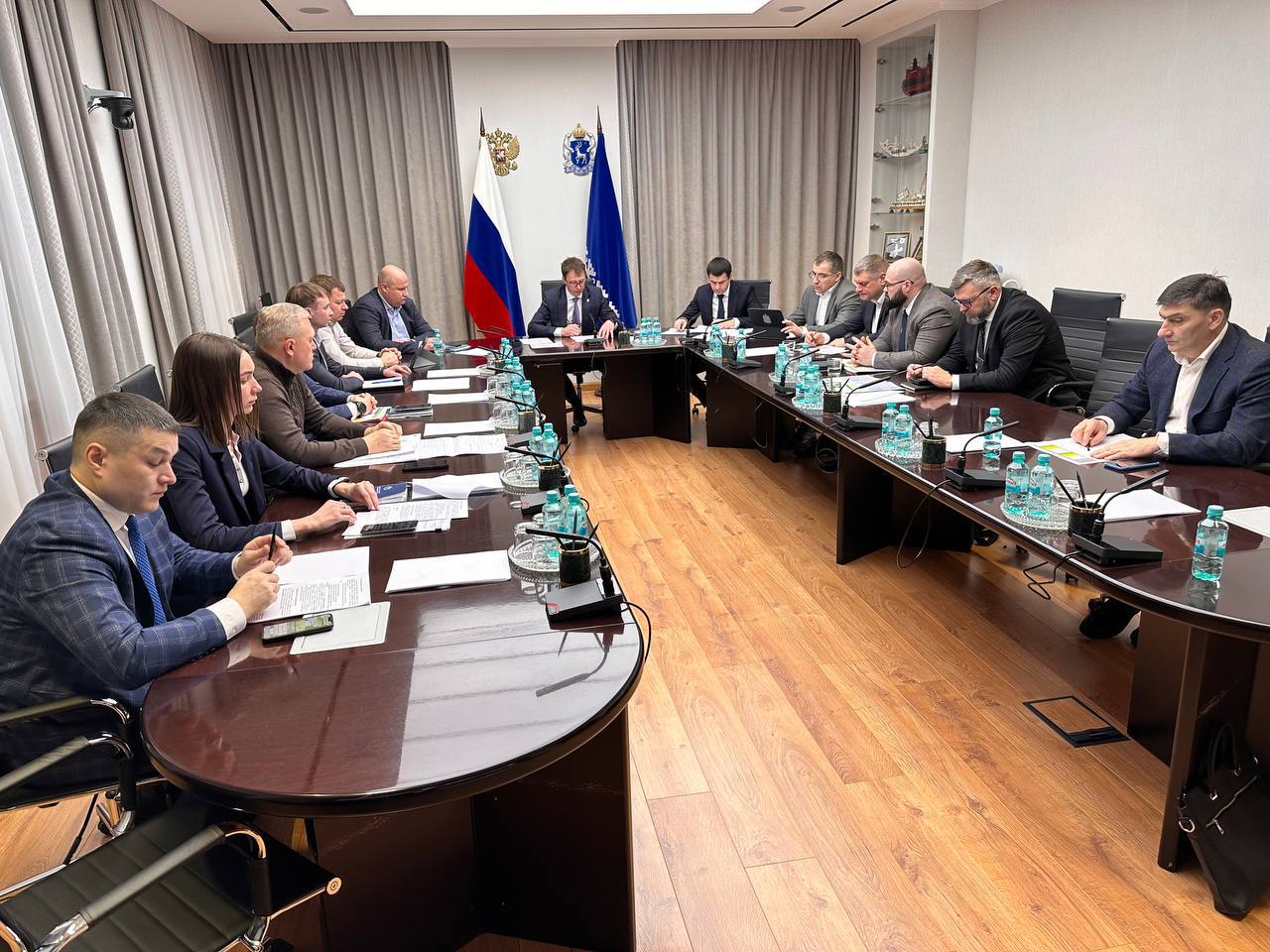 В Правительстве ЯНАО состоялся оперативный штаб по строительству с муниципальными образованиями под руководством заместителя губернатора Ямала Александра Емельянова