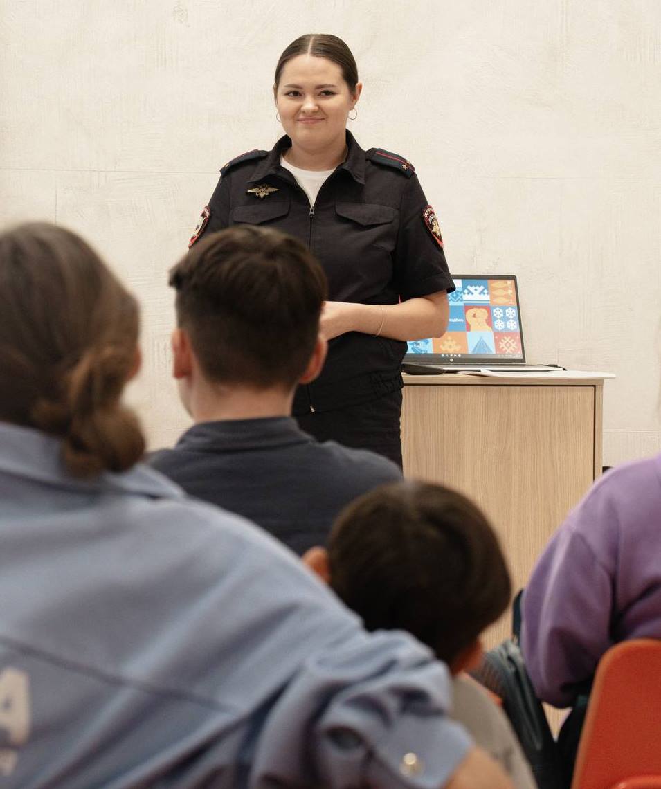 В Новом Уренгое сотрудники Госавтоинспекции провели беседу в Арт-резиденции «Сова» на тему «Понял. Принял. Осознал»