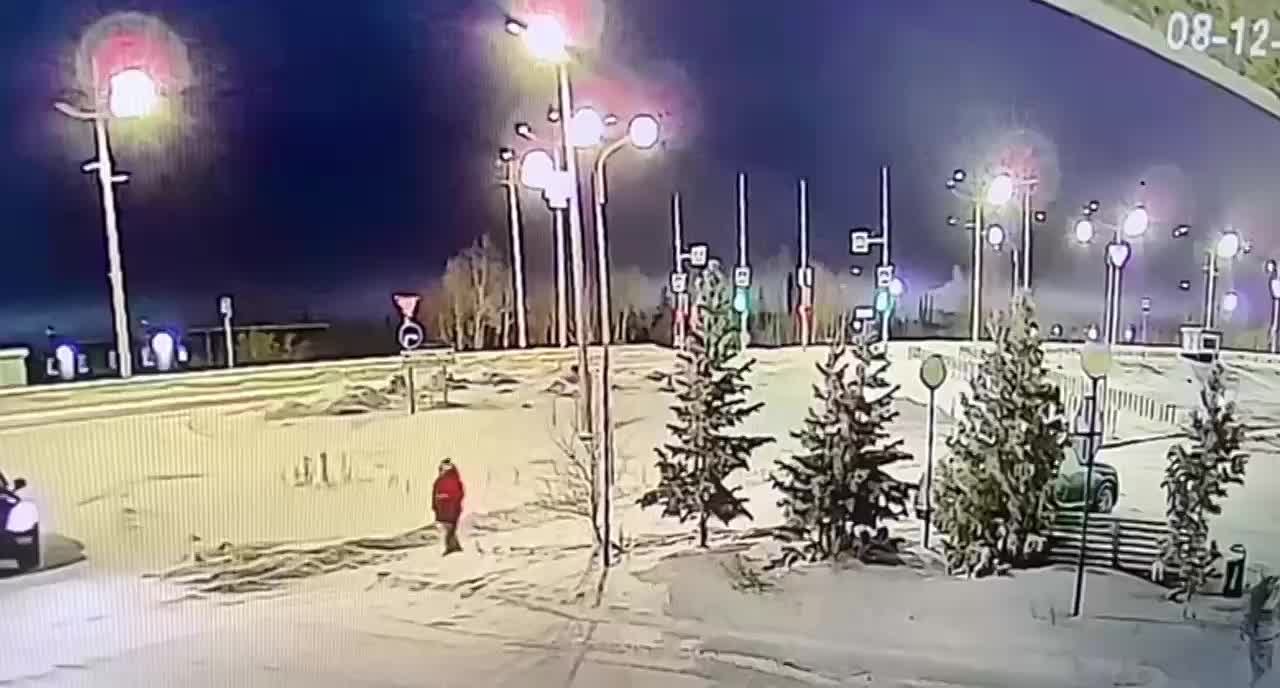 В Новом Уренгое сбили девушку, перебегающую дорогу на красный свет