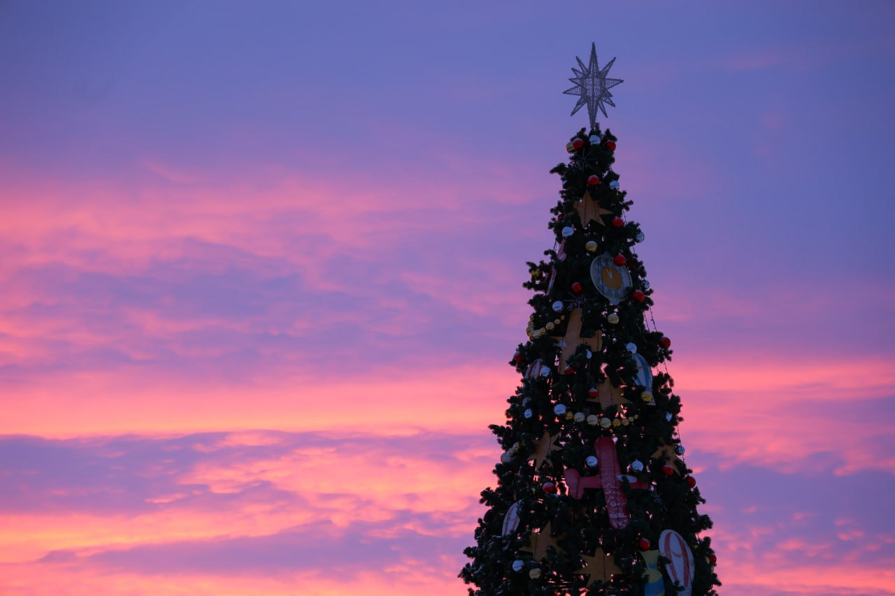Малиновый закат. Сегодня в Салехарде вечер был особенно запоминающимся Малиновый закат. Сегодня в Салехарде вечер был особенно запоминающимся