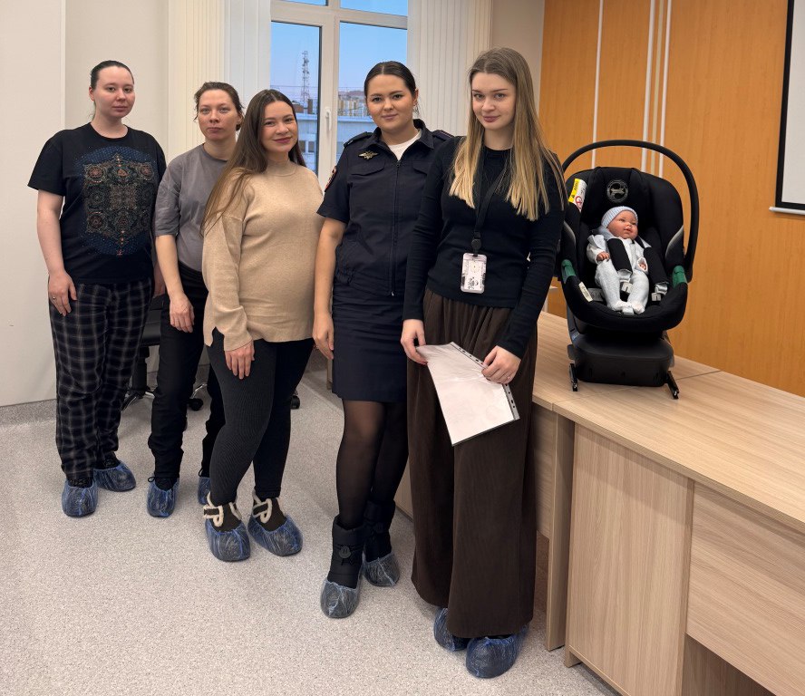 В Новом Уренгое автоинспекторы совместно с педагогами «Лаборатории безопасности» рассказали будущим родителям, как безопасно перевозить детей в автомобиле