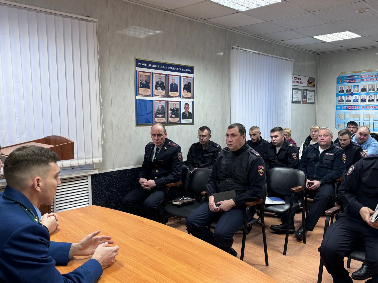 В день борьбы с коррупцией прокурор Шурышкарского района Иван Борчанинов провел встречу с личным составом территориального отдела полиции В день борьбы с коррупцией прокурор Шурышкарского района Иван Борчанинов провел встречу с личным составом территориального отдела полиции