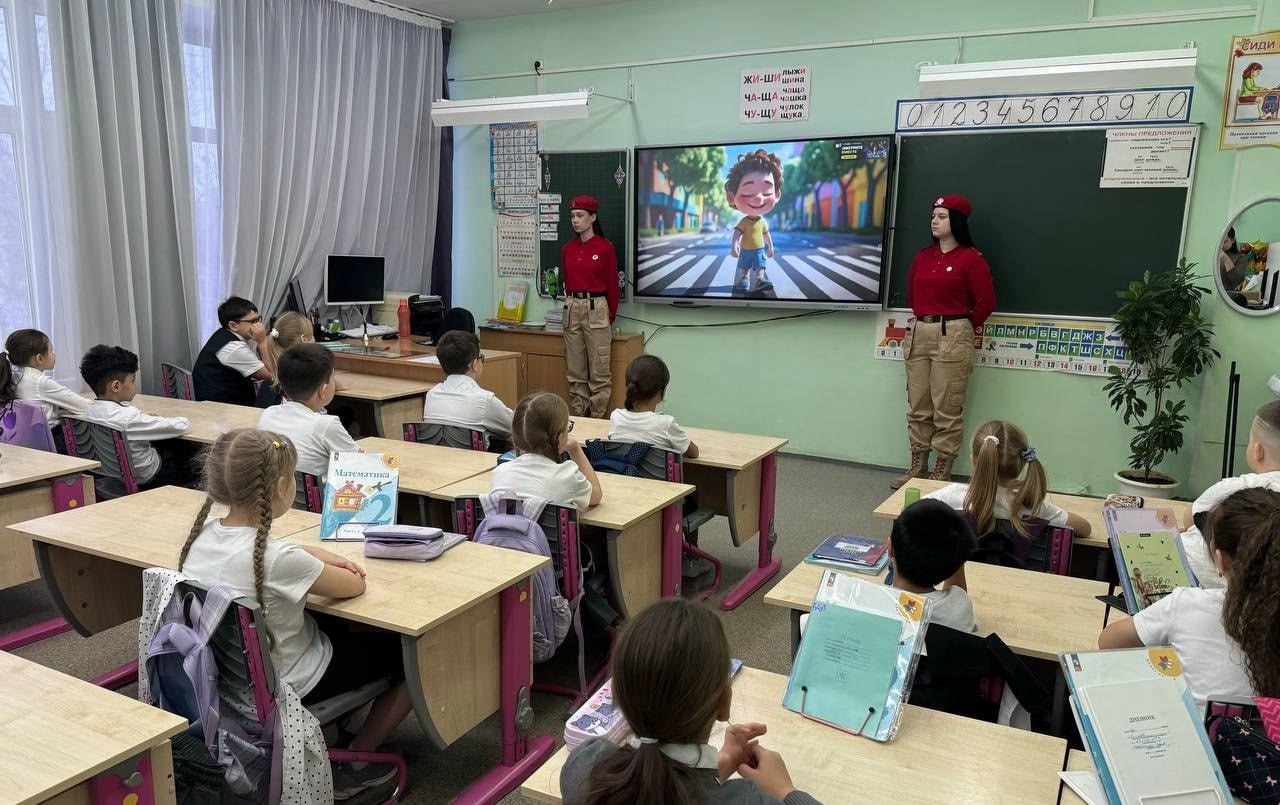 Юнармейский отряд «Сокол» и ребята из отряда ЮИД «Знаки жизни» г. Ноябрьск провели для учащихся мероприятие, посвящённое важной теме – повышению уровня безопасности на дороге «Учимся быть внимательными на дороге»