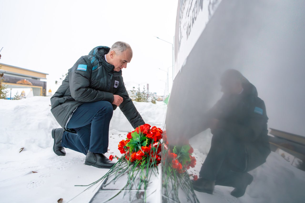 Алексей Титовский: В День Героев Отечества возложили цветы к Вечному огню, вспоминая о наших земляках, чьи жизни навсегда переплелись с понятиями «долг», «честь», «отвага» Алексей Титовский: В День Героев Отечества возложили цветы к Вечному огню, вспоминая о наших земляках, чьи жизни навсегда переплелись с понятиями «долг», «честь», «отвага»